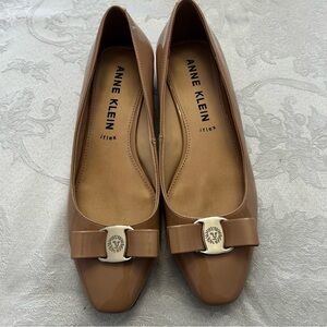 Anne Klein Colette Tan Patent Leather w/Bow and 1 Inch Heel, EUC
